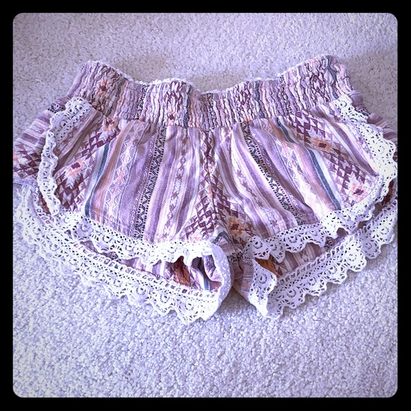 Boho rip curl shorts with lace trim - Picture 1 of 2